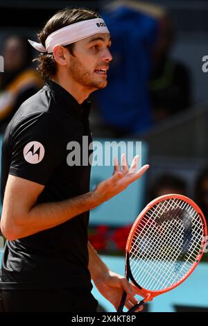 Madrid, Spanien. Mai 2024. Der US-AMERIKANISCHE Tennisspieler Taylor Fritz im Kampf gegen den Russen Andrei Rublev während des Tennisturniers Mutua Madrid Open. Quelle: Cesar Luis de Luca/dpa/Alamy Live News Stockfoto