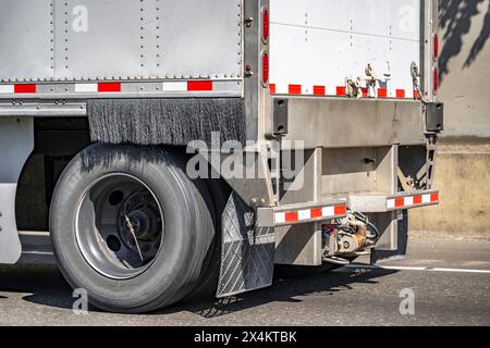 Industrietransportwagen mit großem Lkw für den Transport von gewerblicher Ladung in einem trockenen Auflieger mit Hinterachsrad mit Reifen und automatischem Aufpumpen und Stockfoto