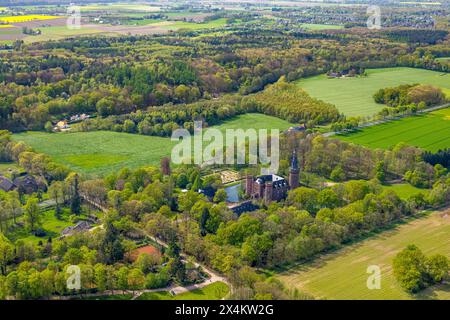 Luftbild, Museum Schloss Moyland, neugotisches Wasserschloss und Schlosspark umgeben von Wiesen und Feldern und Wald, Ausflugsziel am Niederrhein, Moyland, Bedburg-Hau, Niederrhein, Nordrhein-Westfalen, Deutschland ACHTUNGxMINDESTHONORARx60xEURO *** Luftaufnahme, Museum Schloss Moyland, neogotische Wasserburg und Schlosspark umgeben von Wiesen und Feldern und Wald, Ausflugsziel am Niederrhein, Moyland, Bedburg Hau, Niederrhein, Nordrhein-Westfalen, Deutschland ACHTUNGxMINDESTHONORARx60xEURO Stockfoto