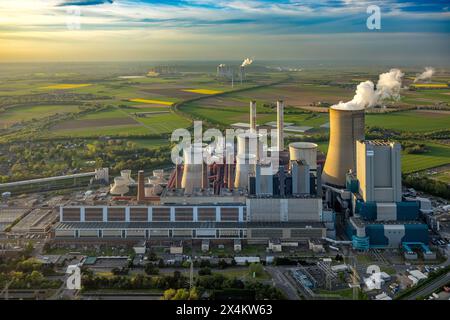 Luftbild, BraunkohlenKraftwerk Niederaußem, Kraftwerksstandort der RWE Power AG, Kühltürme und Rauchwolken, Fernsicht, hinten das RWE Power AG Kraftwerk Neurath, Bergheim, Rheinland, Nordrhein-Westfalen, Deutschland ACHTUNGxMINDESTHONORARx60xEURO *** Luftsicht, Braunkohlenkraftwerk Niederaussem, Kraftwerksstandort der RWE Power AG, Kühltürme und Rauchwolken, Fernsicht, Fernsicht, Fernsicht, Fernsicht, Fernsicht im Hintergrund das Kraftwerk Neurath, Bergheim, Rheinland, Nordrhein-Westfalen, Deutschland ATTENTIONxMINDESTHONORARx60xEURO Stockfoto