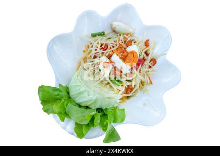 Gestanzte grüne Papaya Salat thailändische Küche scharf lecker. Berühmtes thailändisches Essen, Papaya-Salat, Somtum auf weiß isoliert. Stockfoto