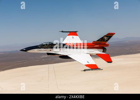 Frank Kendall fliegt am 2. Mai in der X-62 VISTA über der Edwards Air Force Base, Kalifornien. (Luftwaffe Foto von Ric Stockfoto