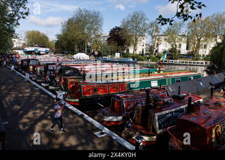 London, Großbritannien. Mai 2024. Farbenfrohe Schmalboote säumen den Schleppweg, während das Canalway Cavalcade Festival am Samstag, den 4. Mai 2024, in Little Venice, West London stattfindet. Die jährliche Zusammenkunft der Kanalboote des Inland Waterways Association bringt am Feiertagswochenende Anfang Mai rund 130 dekorierte Boote in den Kanälen von Little Venice zusammen. Foto: Ben Cawthra/SIPA USA Credit: SIPA USA/Alamy Live News Stockfoto