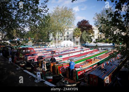 London, Großbritannien. Mai 2024. Farbenfrohe Schmalboote säumen den Schleppweg, während das Canalway Cavalcade Festival am Samstag, den 4. Mai 2024, in Little Venice, West London stattfindet. Die jährliche Zusammenkunft der Kanalboote des Inland Waterways Association bringt am Feiertagswochenende Anfang Mai rund 130 dekorierte Boote in den Kanälen von Little Venice zusammen. Foto: Ben Cawthra/SIPA USA Credit: SIPA USA/Alamy Live News Stockfoto