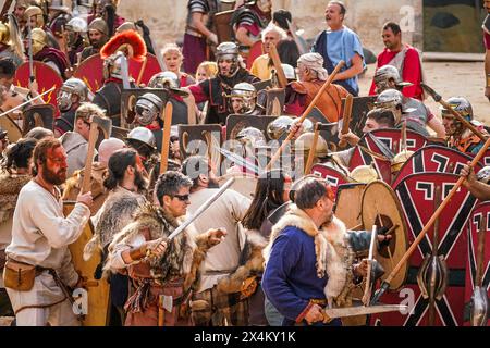 © PHOTOPQR/LE MIDI LIBRE/Mikael ANISSET ; NIMES ; 04/05/2024 ; NIMES/JOURNEES ROMAINES/SPECTACLE/HISTOIRE/ROMAINS/BARBARES/GERMANICUS/'GERMANICUS et la colère barbare', Le Spectacle phare des Journées romaines d'Edeis, A Conquis les Premier Zuschauern du du am Wochenende Depuis ce vendredi 3 mai et jusqu'au dimanche 5 mai, le Programme d'animations, démonstrations et Spectacles des Journées romaines EST monté en puissance en Centre-ville, des Jardins de la fontaine jusqu'aux arènes. NIMES; 05.04.2024; RÖMISCHE TAGE „Germanicus und der Barbarenzorn“, die Flaggschiffshow der Römischen Tage Stockfoto