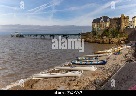 Clevedon Coastal Rowing Club Regatta Boote fuhren an den Strand Stockfoto