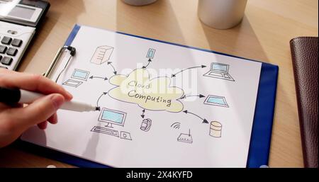 Nahaufnahme eines Geschäftsmannes, der ein Diagramm zum Cloud-Computing am Schreibtisch zeichnet Stockfoto