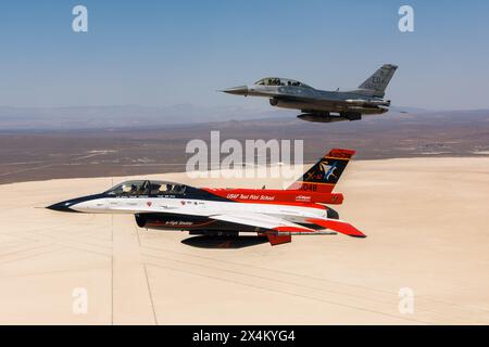 Frank Kendall fliegt am 2. Mai in der X-62 VISTA über der Edwards Air Force Base, Kalifornien. (Luftwaffe Foto von Ric Stockfoto