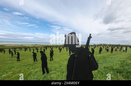 Frankreich, Normandie, Gedenken an den 80. Jahrestag des D-Day und der Schlacht um die Normandie Operation Overlord , das British Normandie Memorial steht etwas außerhalb des Dorfes Ver-sur-Mer mit Blick auf Gold Beach, einem der beiden Strände, an denen britische Streitkräfte am 6. Juni 1944 Landeten D-Day. Sie zeichnen die Namen aller unter britischem Kommando stehen auf, die zwischen dem 6. Und 31. August 1944 in der Normandie ums Leben kamen. 1,475 Silhouetten als Hommage an die Soldaten des D-Day Ver-Sur-Mer ein Blick auf die Standing with Giants-Silhouetten, die sterben für Ihre morgendliche Insta Stockfoto