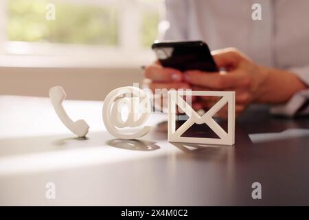 Kontaktieren Sie Uns E-Mail Marketing Und Social Media Post Stockfoto