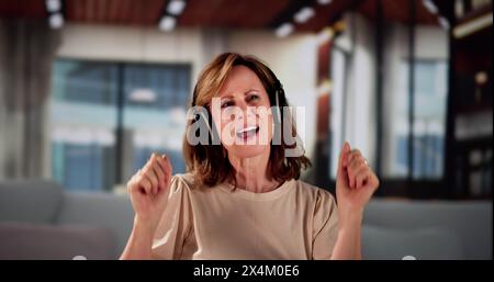 Lächelnd Ältere Senior Listening Musik Auf Kopfhörer Stockfoto