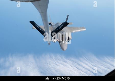 Ein US-Marine-Corps F-35B Lightning IIwurde der Marine Fighter Attack Squadron 121 zugewiesen, Marine Corps Air Station Iwakuni, Japan, betreibt Lufttankschiffe Stockfoto