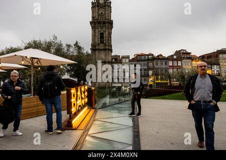 Porto, Portugal - 03. April 2023 : Menschen in Passeio dos Clérigos Stockfoto