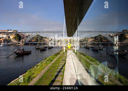 Porto, Portugal - 03. April 2023: Dom-Luis-Brücke Reflexion Stockfoto