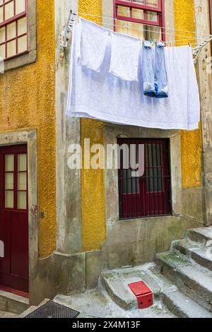 Porto, Portugal - 03. April 2023 : Gelbes Gebäude in Porto ribeira Stockfoto