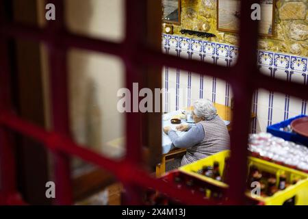 Porto, Portugal - 03. April 2023 : Lady in einem Restaurant Stockfoto