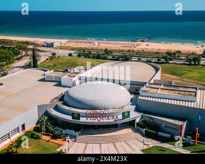 Drohnenansicht des Kasinos von Vilamoura, Algarve, Portugal mit dem Ozean im Hintergrund, das der Solverde Group gehört Stockfoto