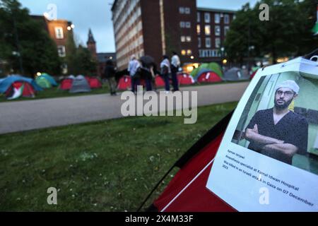 Anhänger der Universitätsbesetzung hinterlassen ein Foto von Ayman Jerjawi, einem medizinischen Mitarbeiter, der in Gaza während einer Mahnwache für medizinisches Personal in Palästina in einem der Zelte getötet wurde. Studenten und Unterstützer besetzen den Brunswick Park an der Manchester University. Die Demonstranten fordern, dass die Universität aufhört, Israel zu bewaffnen und ihre Mittäterschaft am Völkermord zu beenden. Sie bestehen darauf, dass die Universität ihre Partnerschaft mit dem Waffenhersteller BAE Systems beendet, ihre Beziehungen zu Tel Aviv und den Hebräischen Universitäten in Israel beendet und eine Politik verfolgt, die sicherstellt, dass alle Forschungsarbeiten ethisch sind und nicht zum Waffenhandel beitragen. Protest Stockfoto