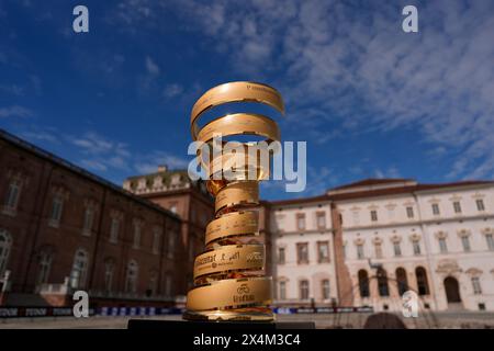 Die trofeo senza Fine während der ersten Etappe des Giro d’Italia von Venaria reale nach Turin, 4. Mai 2024 Italien. (Foto: Fabio Ferrari/LaPresse) Credit: LaPresse/Alamy Live News Stockfoto