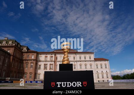 Die trofeo senza Fine während der ersten Etappe des Giro d’Italia von Venaria reale nach Turin, 4. Mai 2024 Italien. (Foto: Fabio Ferrari/LaPresse) Credit: LaPresse/Alamy Live News Stockfoto