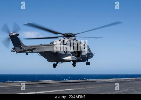 240427-N-EY390-1421 MITTELMEER (27. April 2024) ein italienischer NATO-Fregatthubschrauber SH90A NH90 verlässt den Flugzeugträger USS DWI der Nimitz-Klasse Stockfoto