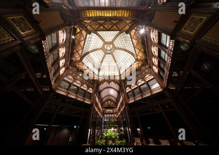 16.04.24. Budapest, Ungarn. Die Pariser Passsage (ungarischer Name ist Parizsi udvar) ist ein einzigartiges Hotel, Restaurant und Bar in der Hauptstadt Ungarns. Stockfoto