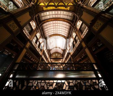 16.04.24. Budapest, Ungarn. Die Pariser Passsage (ungarischer Name ist Parizsi udvar) ist ein einzigartiges Hotel, Restaurant und Bar in der Hauptstadt Ungarns. Stockfoto