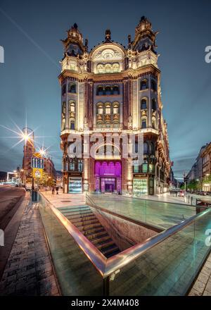 16.04.24. Budapest, Ungarn. Vor der Pariser Passage (ungarischer Name ist Parizsi udvar) befindet sich ein einzigartiges Hotel, Restaurant und Bar in der Hauptstadt Stockfoto