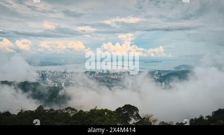 Penang, Malaysia - 31. Oktober 2022: Blick auf die Penang Bridge, die Butterworth mit der Insel verbindet, vom Penang Hill aus gesehen. Bewölkt und nebelig. Stockfoto