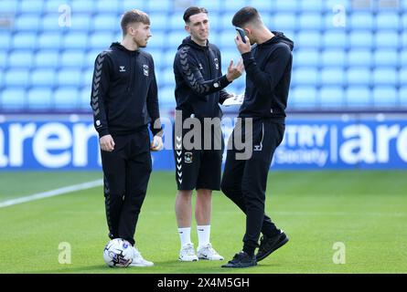 Josh Eccles, Luis Binks und Bobby Thomas in Coventry City vor dem Sky Bet Championship Match in der Coventry Building Society Arena in Coventry. Bilddatum: Samstag, 4. Mai 2024. Stockfoto