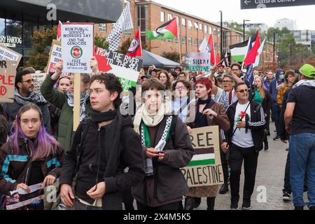 Canberra, Australien, 5. Mai 2024. Hunderte pro-palästinensischer Demonstranten marschieren von Civic zum Gaza Solidarity Camp an der Australian National University, um ihre Unterstützung für die Forderungen der Studenten zu zeigen, dass die Universität alle Verbindungen zu Israel auflöst und abbricht. Stockfoto