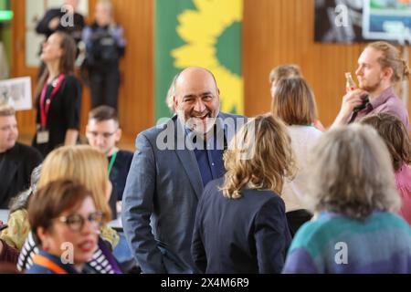 Magdeburg, Deutschland. Mai 2024. Omid Nouripour, Bundesvorsitzender der Grünen, auf der 50. Landparteikonferenz Bündnis 90/die Grünen Sachsen-Anhalt in Magdeburg, mit dem Schwerpunkt der diesjährigen Kommunal- und Europawahlen. Quelle: Peter Gercke/dpa-Zentralbild/dpa/Alamy Live News Stockfoto