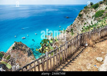 Wunderschöne natürliche Landschaft mit der Küste von Capo Vaticano am Tyrrhenischen Meer, Italien Stockfoto