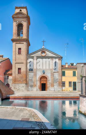 Die malerische Chiesa del Carmine befindet sich im Zentrum von Comacchio, einer malerischen Stadt mit Kanälen und Brücken in der Provinz Ferrara, Italien Stockfoto