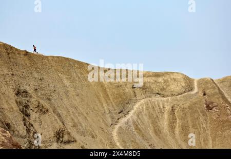 Insel Malta, junger Mann Joggen im Gnejna Bay Stockfoto