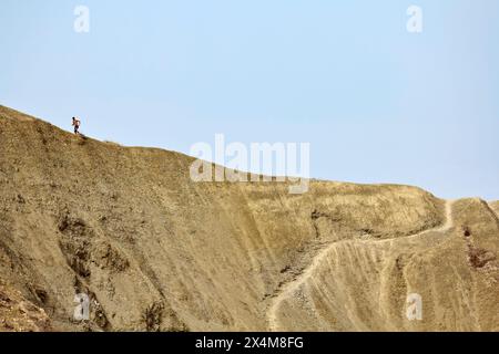 Insel Malta, junger Mann Joggen im Gnejna Bay Stockfoto