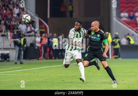 Budapest, Ungarn – 11. Mai 2022. Ferencvaros-Stürmer Franck Boli und Paks-Mittelfeldspieler Janos Szabo während des ungarischen Pokalfinales 2021/22 Ferencvaros Stockfoto