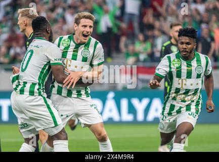 Budapest, Ungarn – 11. Mai 2022. Ferencvaros Mittelfeldspieler Kristoffer Zachariassen feierte sein Tor mit Franck Boli und Marquinhos während der Hungaria Stockfoto