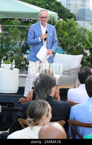 Miami, USA. Mai 2024. MIAMI, FLORIDA - 2. Mai 2024: André Dua, Senior Partner, Miami Managing Partner von McKinsey & Company, sprach auf der Bühne des zweiten jährlichen Future Consumer Summit, der gemeinsam von McKinsey & Company und Main Rose bei den Four Seasons am 2. Mai 2024 in Miami, Florida, veranstaltet wurde. (Foto: JL/SIPA USA) Credit: SIPA USA/Alamy Live News Stockfoto