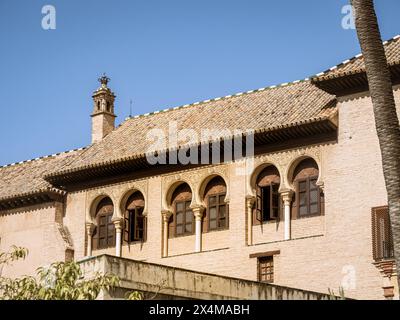 Kunstvoll verzierte Fenster im islamischen Stil am Gebäude des Real Alcazar de Sevilla in Andalusien, Spanien Stockfoto