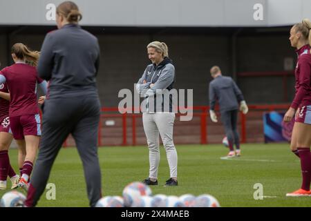 Crawley, Großbritannien. Mai 2024. Crawley, England, 4. Mai 2024: Aston Villa Manager Carla Ward vor dem Spiel der Barclays Womens Super League zwischen Brighton und Aston Villa im Broadfield Stadium, Crawley. (Tom Phillips/SPP) Credit: SPP Sport Press Photo. /Alamy Live News Stockfoto