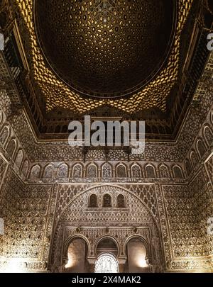 Botschaftersaal (Dom des Salon de Embajadores) im Königlichen Alcazar von Sevilla, Andalusien, Spanien. Stockfoto