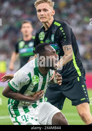 Budapest, Ungarn – 11. Mai 2022. Ferencvaros Stürmer Franck Boli und Paks Linksverteidiger Sinan Medgyes während des ungarischen Pokalfinales 2021/22 Ferencvaro Stockfoto