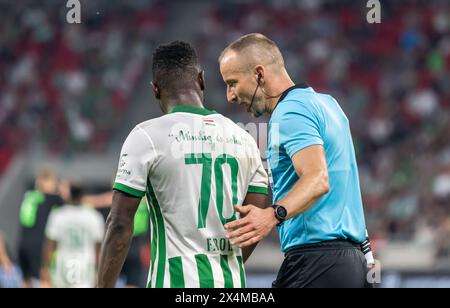 Budapest, Ungarn – 11. Mai 2022. Ferencvaros-Stürmer Franck Boli sprach mit Schiedsrichter Tamas Bognar während des Finalspiels Ferencvaro im ungarischen Cup 2021/22 Stockfoto