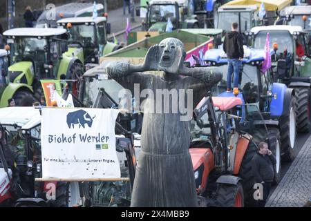 Trecker stehen bei der Demo Wir haben es satt auf der Straße des 17. Juni hinter dem Brandenburger Tor. *** Traktoren stehen am Weve parkt und hatten genug Demonstration in der Straße des 17. Juni hinter dem Brandenburger Tor Stockfoto