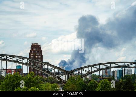 4. Mai 2024, Hessen, Frankfurt/Main: Von der Osthafenbrücke aus ist eine große Rauchsäule zu sehen. Nach Angaben der Feuerwehr brennt ein Lagerhaus im Stadtteil Lärchenstraße in Griesheim. Foto: Andreas Arnold/dpa Stockfoto