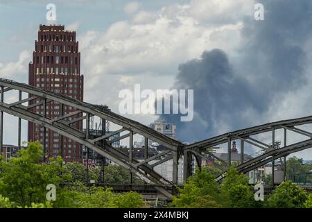 4. Mai 2024, Hessen, Frankfurt/Main: Von der Osthafenbrücke aus ist eine große Rauchsäule zu sehen. Nach Angaben der Feuerwehr brennt ein Lagerhaus im Stadtteil Lärchenstraße in Griesheim. Foto: Andreas Arnold/dpa Stockfoto