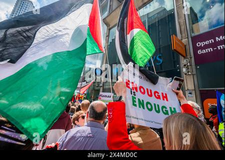 London, Großbritannien. Mai 2024. Eine kleine Gruppe von Pro-Israel-Demonstranten versucht, sich unter die Menge zu mischen (mit Pl;acards, die sagen, Hamas seien Terroristen, genug ist genug anbd Hamas=Isis), sie werden von der Polizei gebeten, die palästinensischen Demonstranten nicht zu konfrontieren - Ein palästinensischer Protest, Aufruf zu einem Waffenstillstand und Beendigung der Bewaffnung von Israel Palästina Protest an der Barclays Bank Tottenham Court Road. Die Demonstranten sagen, Barcalys sei "einer der größten Geldgeber des Waffenhandels mit Israel". Guy Bell/Alamy Live News Stockfoto