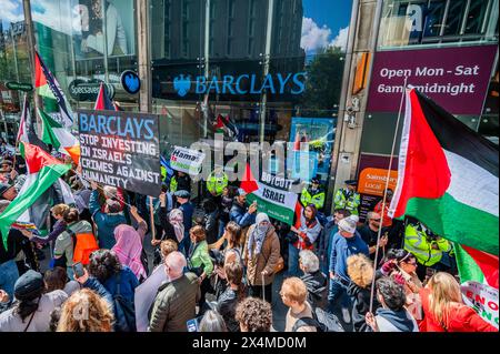 London, Großbritannien. Mai 2024. Eine kleine Gruppe von Pro-Israel-Demonstranten versucht, sich unter die Menge zu mischen (mit Pl;acards, die sagen, Hamas seien Terroristen, genug ist genug anbd Hamas=Isis), sie werden von der Polizei gebeten, die palästinensischen Demonstranten nicht zu konfrontieren - Ein palästinensischer Protest, Aufruf zu einem Waffenstillstand und Beendigung der Bewaffnung von Israel Palästina Protest an der Barclays Bank Tottenham Court Road. Die Demonstranten sagen, Barcalys sei "einer der größten Geldgeber des Waffenhandels mit Israel". Guy Bell/Alamy Live News Stockfoto