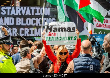 London, Großbritannien. Mai 2024. Eine kleine Gruppe von Pro-Israel-Demonstranten versucht, sich unter die Menge zu mischen (mit Pl;acards, die sagen, Hamas seien Terroristen, genug ist genug anbd Hamas=Isis), sie werden von der Polizei gebeten, die palästinensischen Demonstranten nicht zu konfrontieren - Ein palästinensischer Protest, Aufruf zu einem Waffenstillstand und Beendigung der Bewaffnung von Israel Palästina Protest an der Barclays Bank Tottenham Court Road. Die Demonstranten sagen, Barcalys sei "einer der größten Geldgeber des Waffenhandels mit Israel". Guy Bell/Alamy Live News Stockfoto